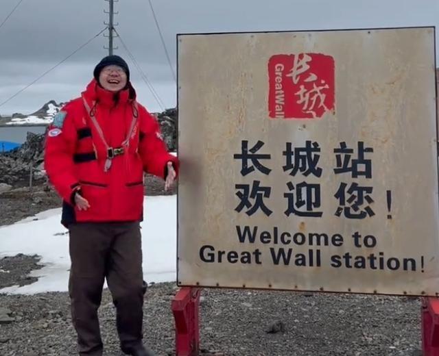 李诞站在南极大陆上，对着企鹅挥手再见：“这一生不会再见了！照顾好自己！”202