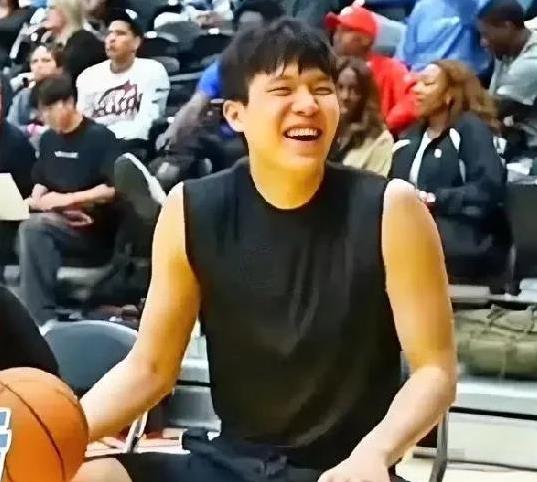 媒体人：杨瀚森被老鹰选中的可能性在加大。据体育记者老宋的透露，老鹰也将加入到杨