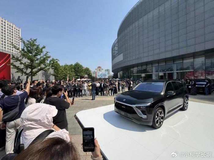 前几天ES9高压洗车车漆脱落登上热搜，热度还没消退，大范围车主APP闪退、蓝牙解