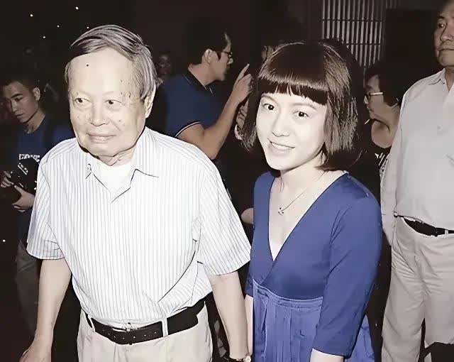 翁帆陪着杨振宁出席活动，这次的打扮确实很迷人！不信，你看杨振宁老先生多么自豪