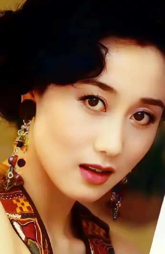 利智绝不是胸大无脑的女子，相反她是聪慧过人的。试想，一个尤物天花板的女人，引得多