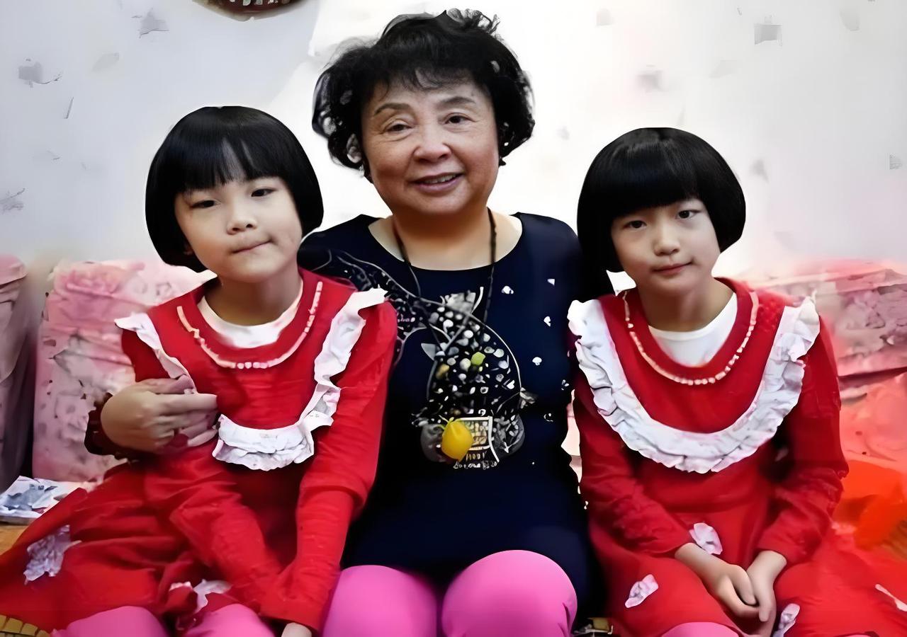 60岁生下双胞胎女儿的盛海琳已76岁，女儿亭亭玉立，让人赞叹不已。人到晚年