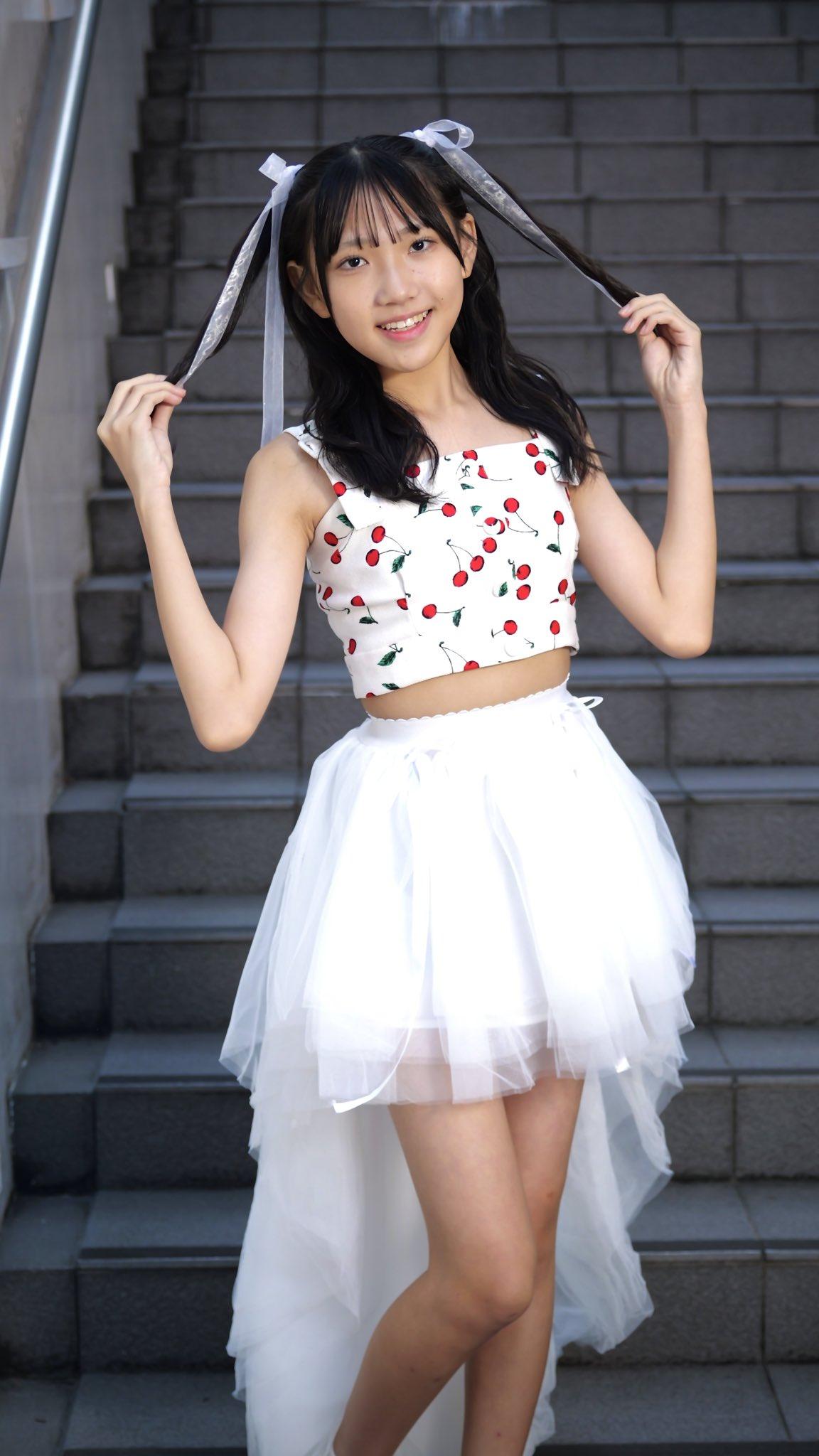 女孩在楼梯上摆姿势拍照