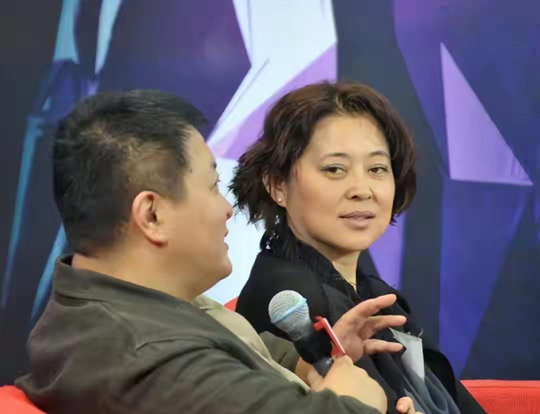 69岁杨亚洲凭《沉默的荣耀》爆火，央视收视破3%获国台办点赞，彻底跳出“倪萍丈夫