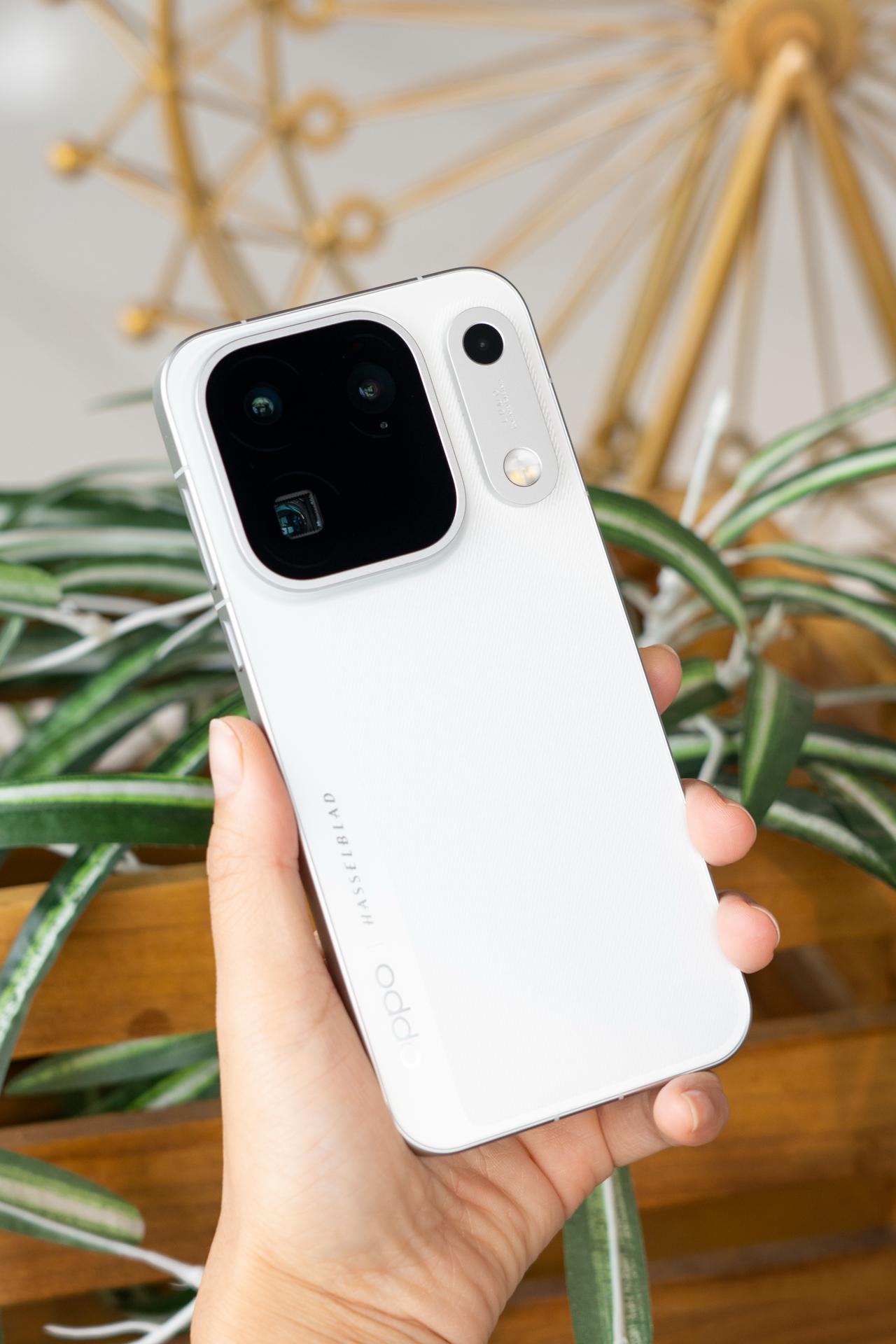 OPPOFindX10ProMax「月白」，采用相机拼接设计，在一块玻璃