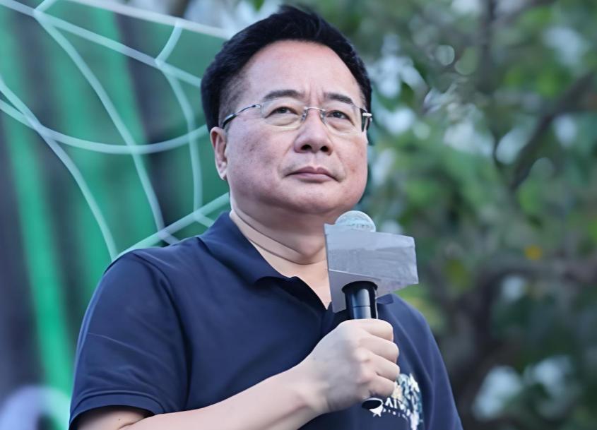 近日，邱毅探望因案入监的蔡正元，透露其入狱后头发全白、状态不佳。狱中医疗条件有限