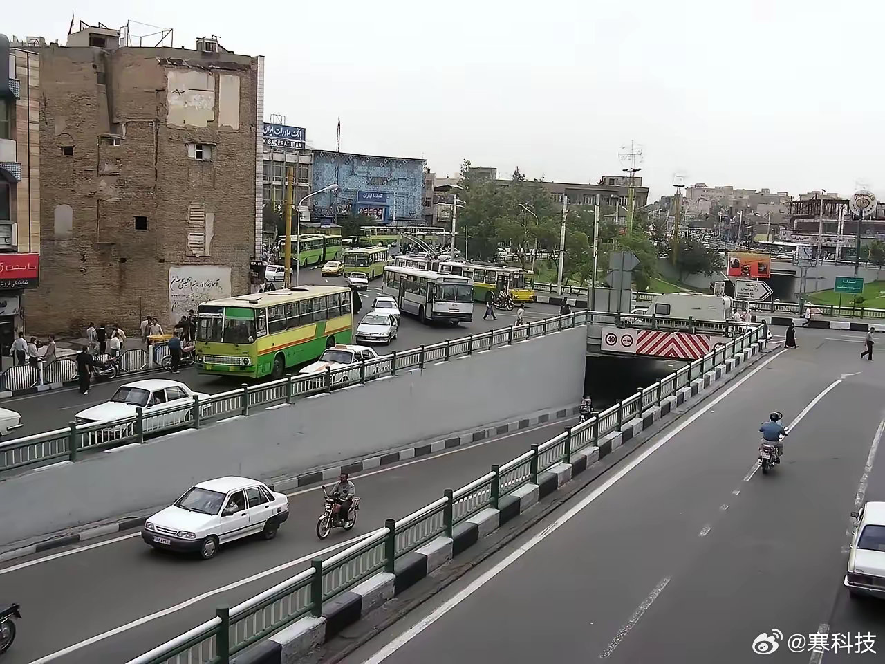 德黑兰，伊朗首都，20年前已有发达城市的样子，感觉比当时我国的北京、上海等大城市