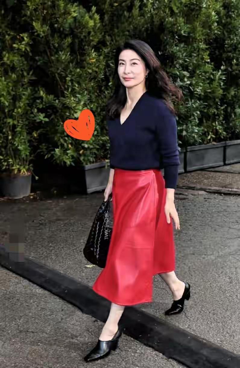 郭晶晶米兰时装周惊艳出圈，霍启刚都直呼认不出！平时逛超市拎环保袋、穿基础款的她，