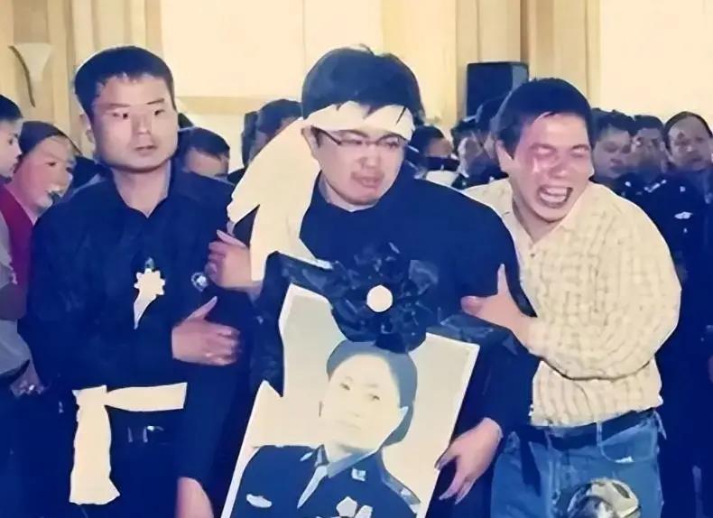 任长霞局长牺牲时，17岁的儿子卫辰尧正备战高考，4年后，父亲也因病去世，失去双亲