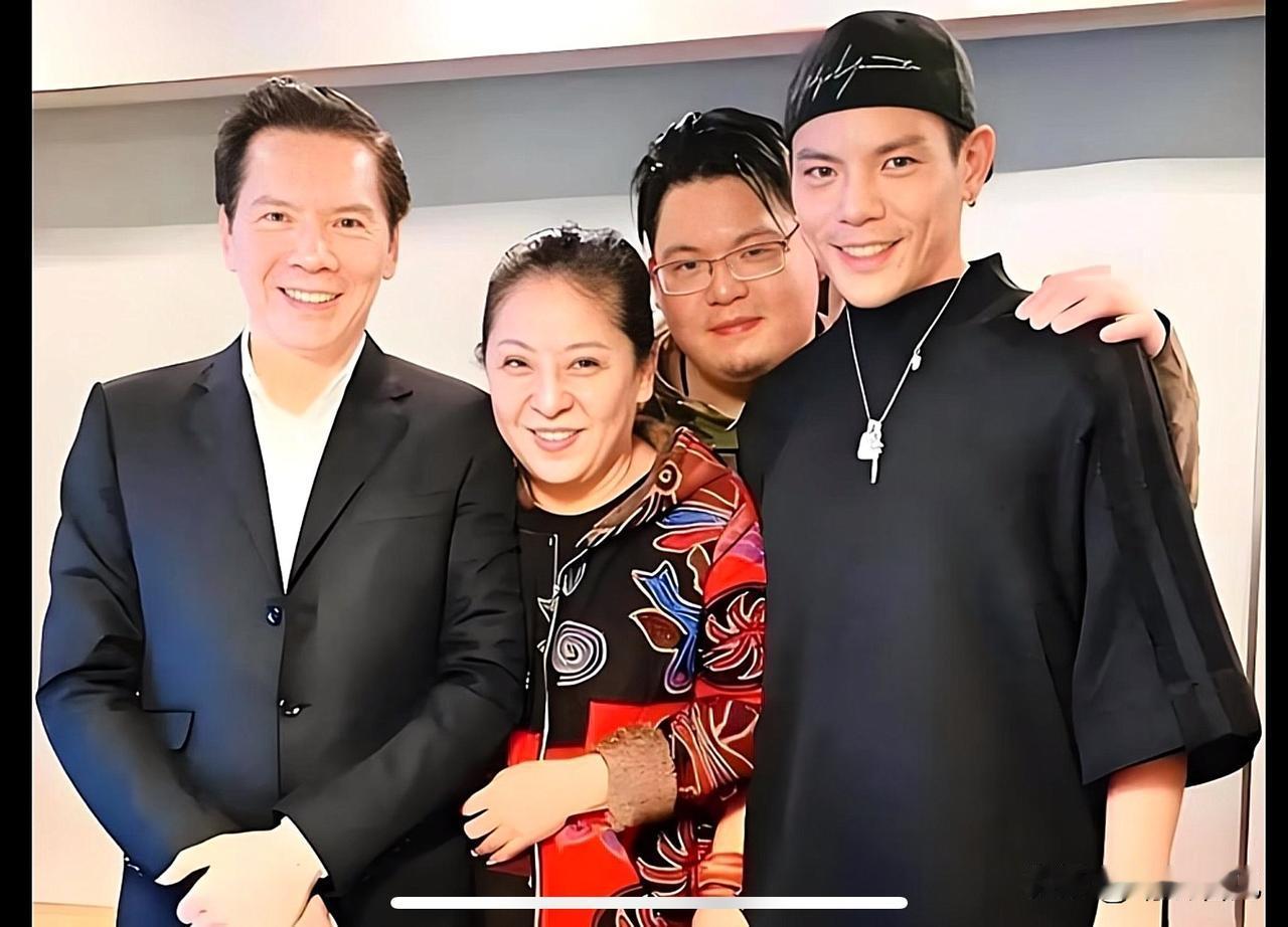 发现没？向佑过了个39岁生日，却过了一个寂寞！他账号简介挺有意思：向华强、