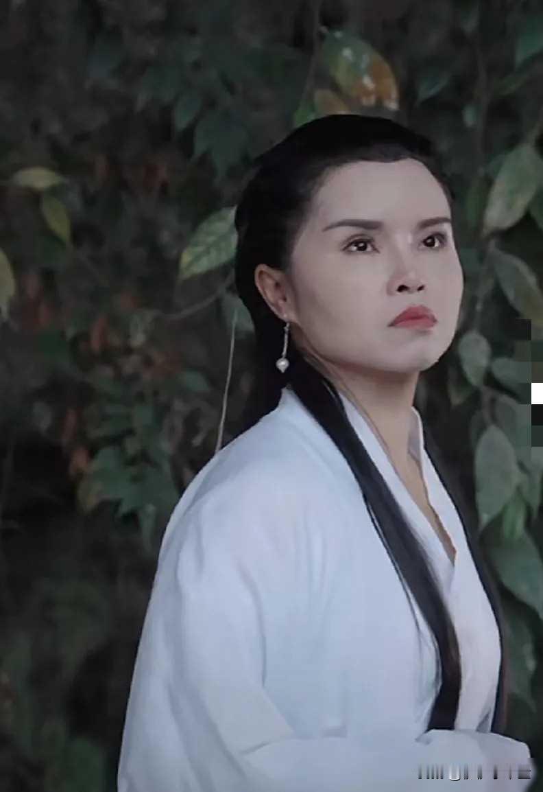 有一名网红被朋友们赞誉为李若彤版的小龙女，于是她决定扮演小龙女的角色。看似惊人相