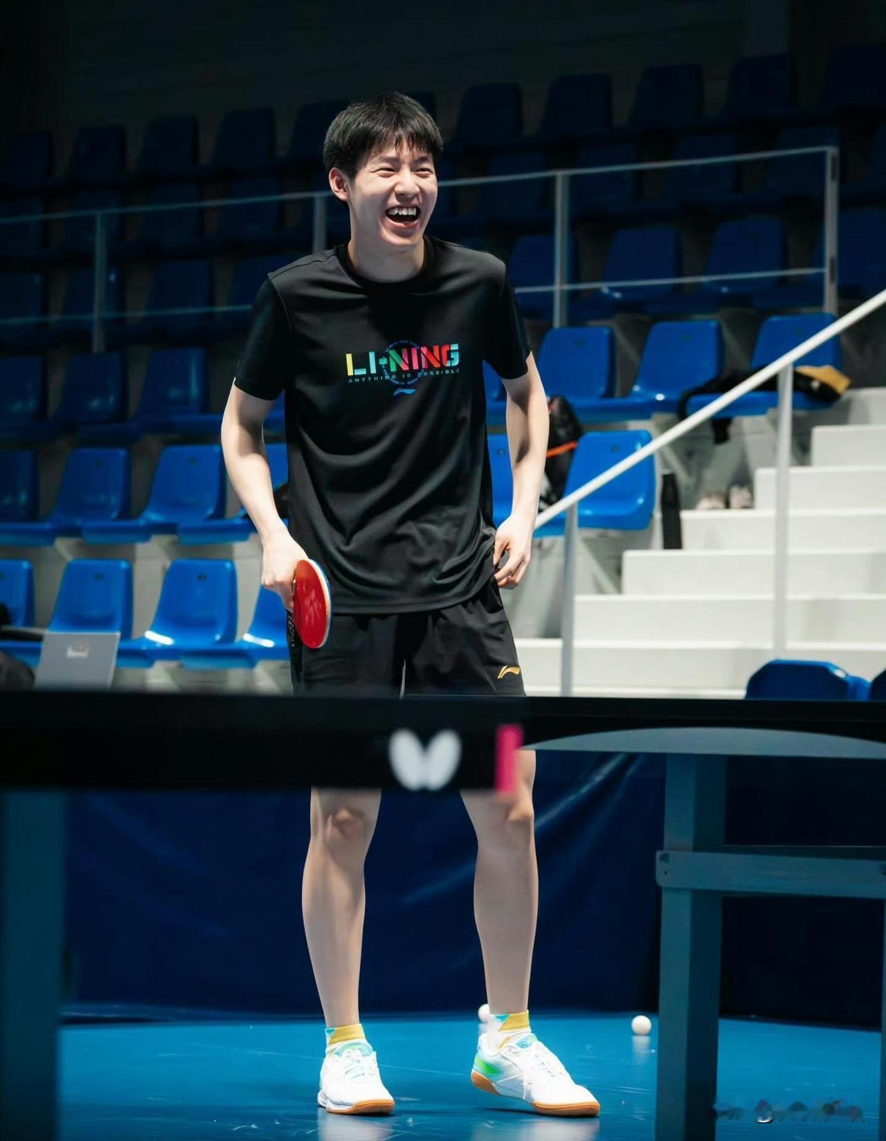 温瑞博在法国打球很开心啊。多哈支线赛结束后，温瑞博和黄友政先一起回了北京，隔天