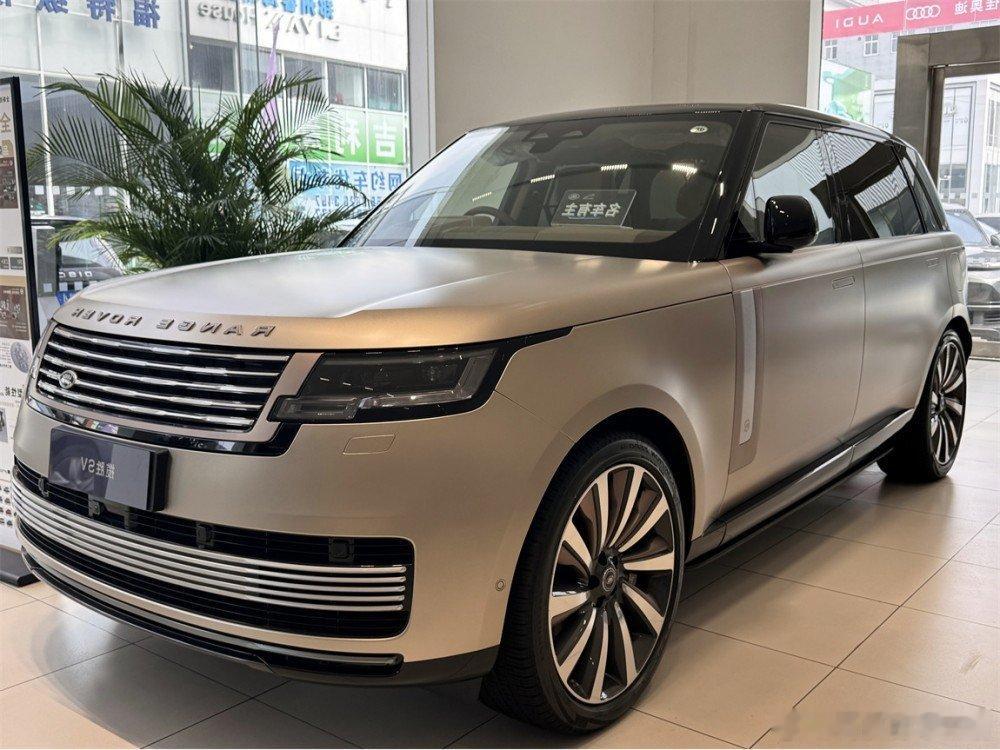 看到台虎王，揽胜SV尊荣创世加长，指导价335万，跑了一千公里目前卖320多，