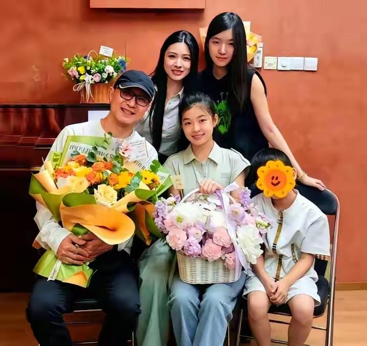 汪峰四娃同框太绝了！三个女儿全“避开”父亲基因，颜值一个比一个惊艳。最惹眼的