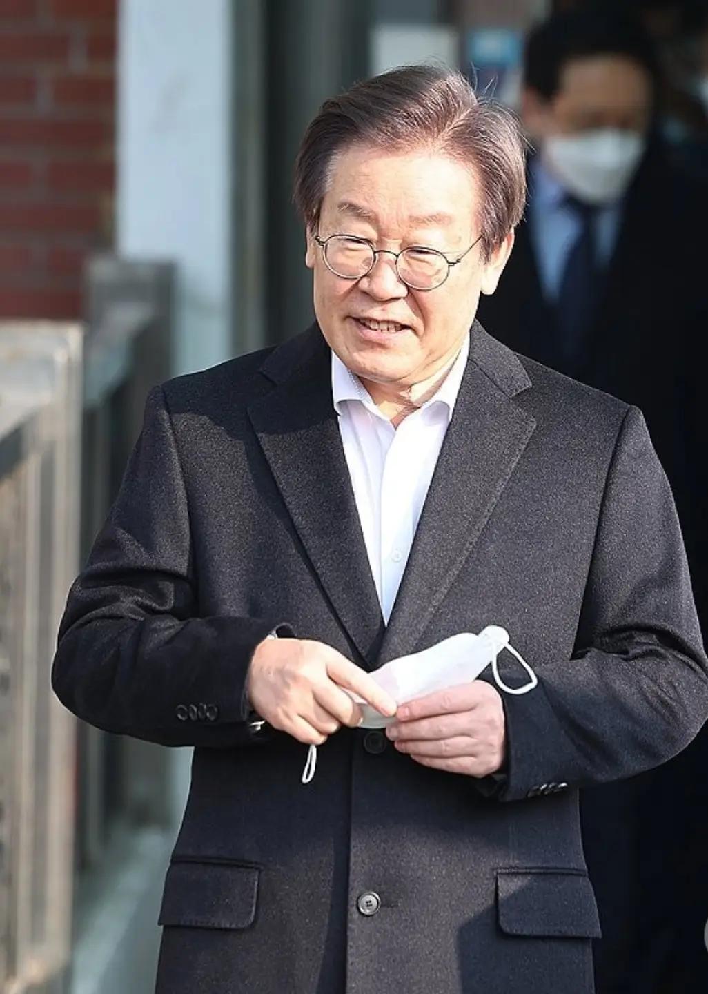 韩国摊牌，不演了！李在明拒绝出席中国阅兵，外长赵显紧接着就对华开炮，公开宣示“中