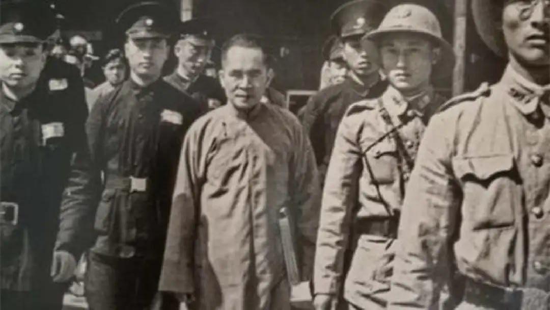 1946年10月8日，汪伪国民政府宣传部长林柏生被押赴刑场，临刑前，林柏生一边摘