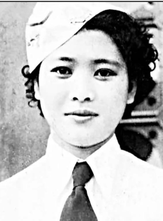 1938年一个深夜，国民党师长范绍增用枪顶着一个女人的头说：“马上离婚嫁给我！”