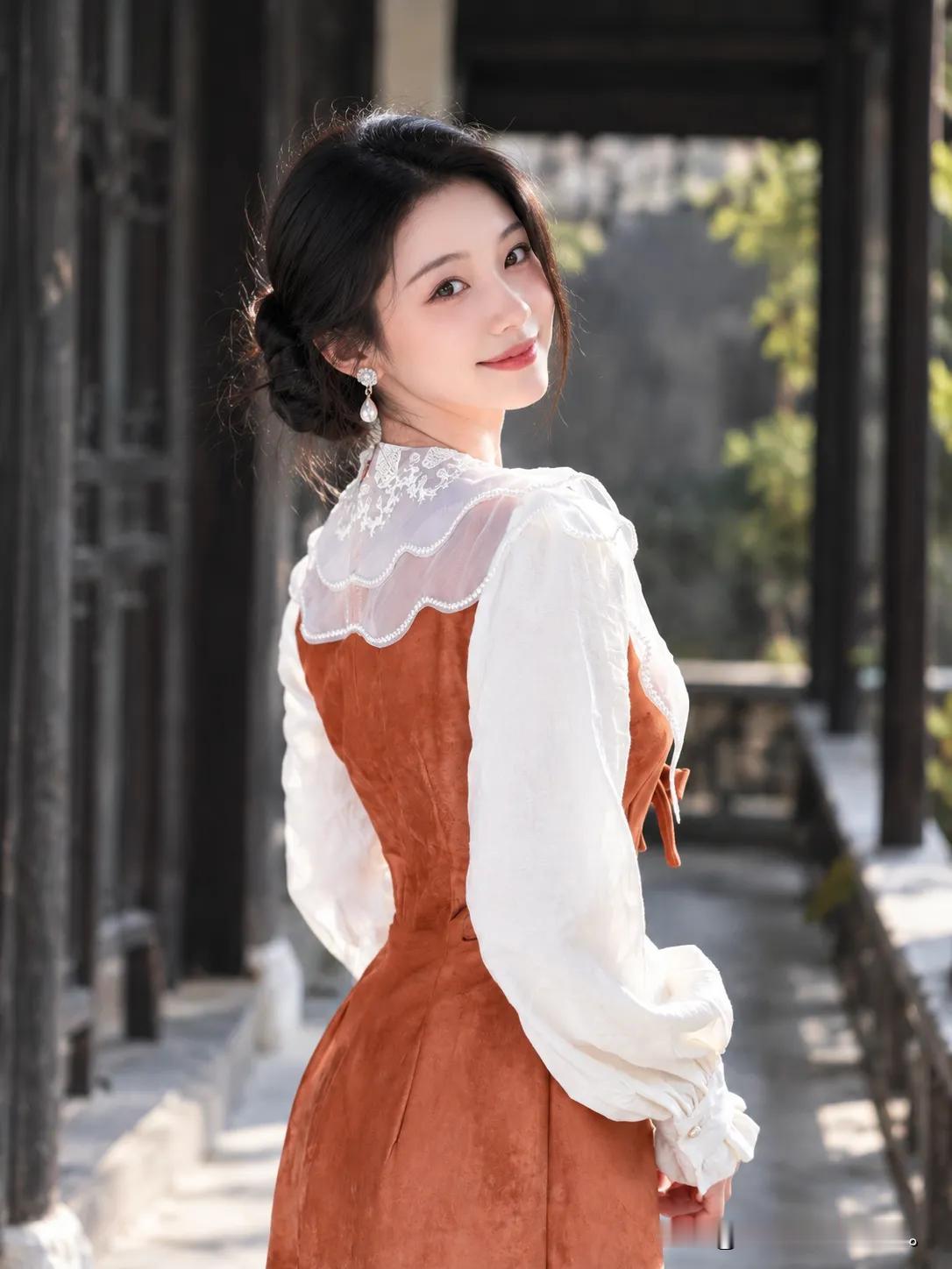 复古棕调背带长裙搭配白蕾丝衬衣，在老宅庭院，拍出文艺人像大片。