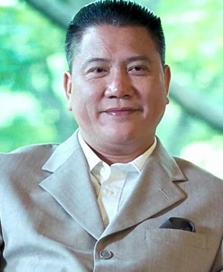 人怎么可以这么无私。68岁万梓良，一场商演挣15万，自己只留1万5，其余全捐湘西