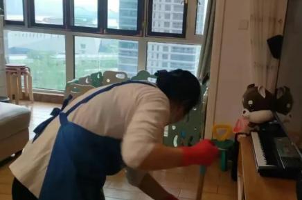 保姆辞退了，我妈说她睡了一个好觉大清早赶到我妈家时，60多岁的保姆正往包里塞