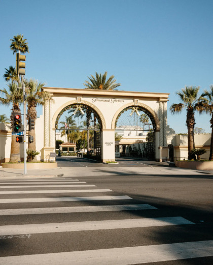 【哈利波特蝙蝠侠IP或将归派拉蒙Netflix退出千亿收购战】好莱坞上演“权力
