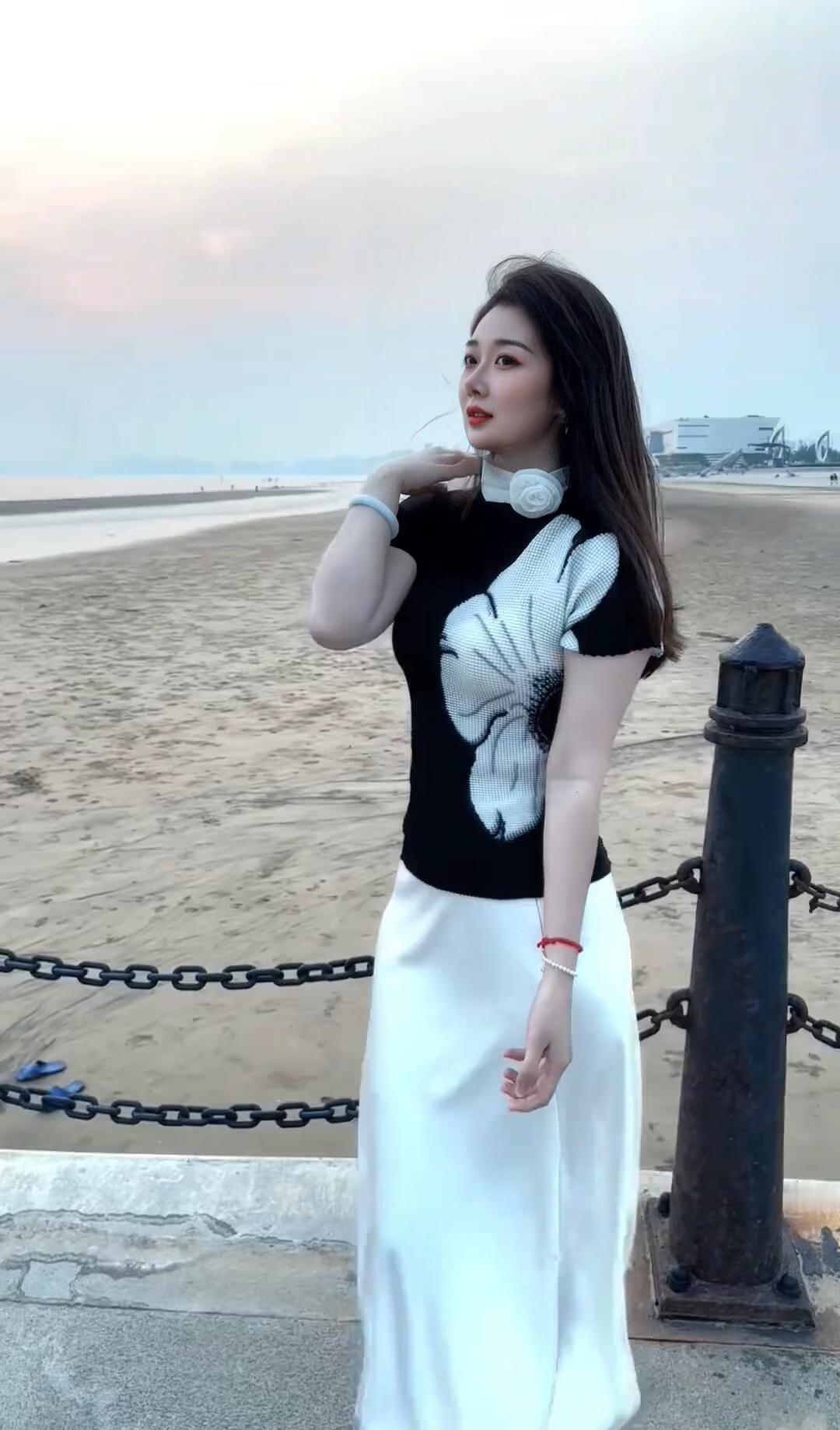海边漫步，轻纱飘逸，自由自在。