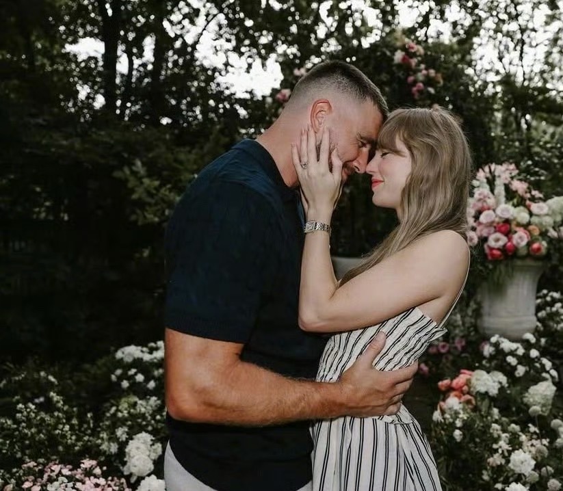 恭喜霉霉和男友TravisKelce官宣订婚喜迅TaylorSwift：连衣裙