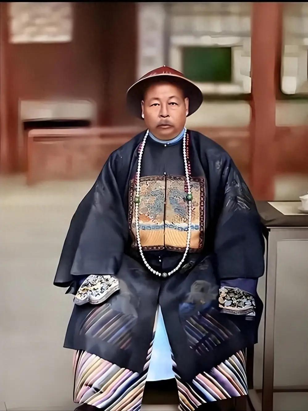 清朝时期，左宗棠去世后，慈禧太后疑心他私吞了新疆的军饷，派人前去查账。结果查出来