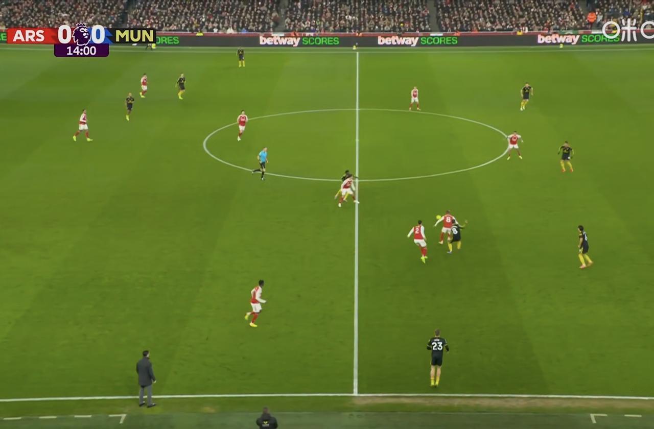 还是那个天使与恶魔：B费前场他拼命努力逼抢，后场他轻松丢失球权[捂脸哭][捂脸哭]