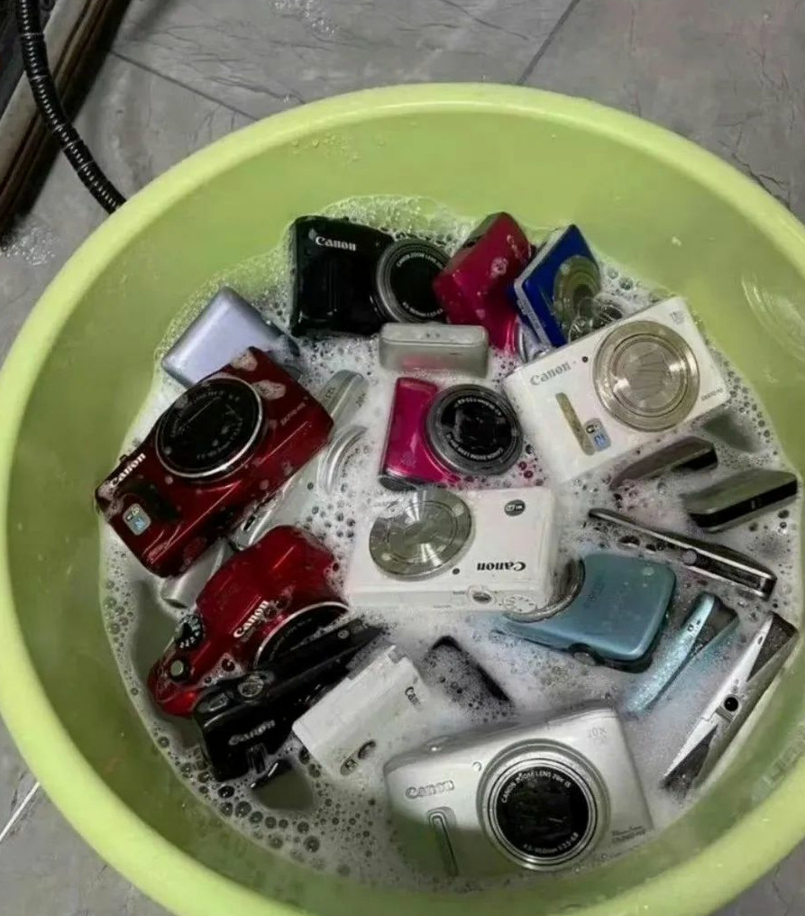 三岁的儿子说要帮我洗洗玩具，于是…
