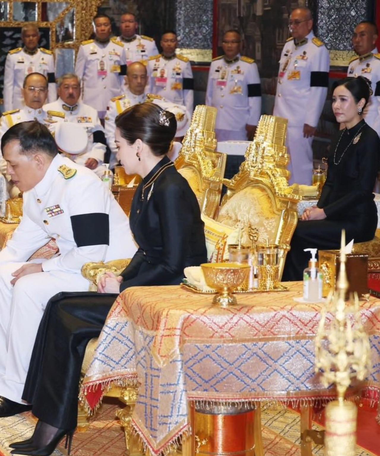 诗妮娜贵妃恢复公务，苏提达这下笑不出来2025年11月6日，雨季换袈裟仪式上，