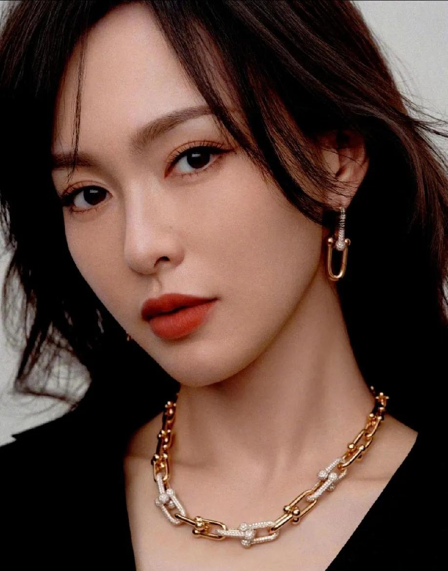 被唐嫣美到失语！蒂芙尼新大片杀疯了救命！唐嫣这组蒂芙尼TiffanyHa