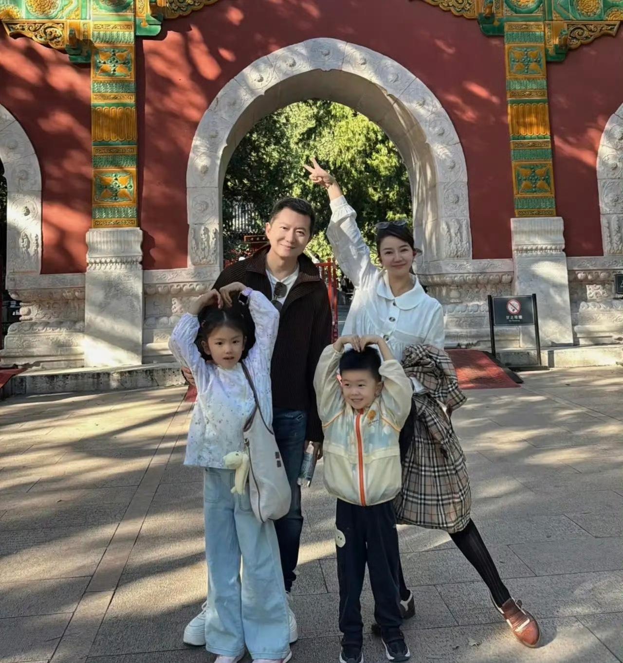 红果果绿泡泡被拍到带俩娃逛北京公园了。这俩人也都四十往上了，站一块儿还是当年