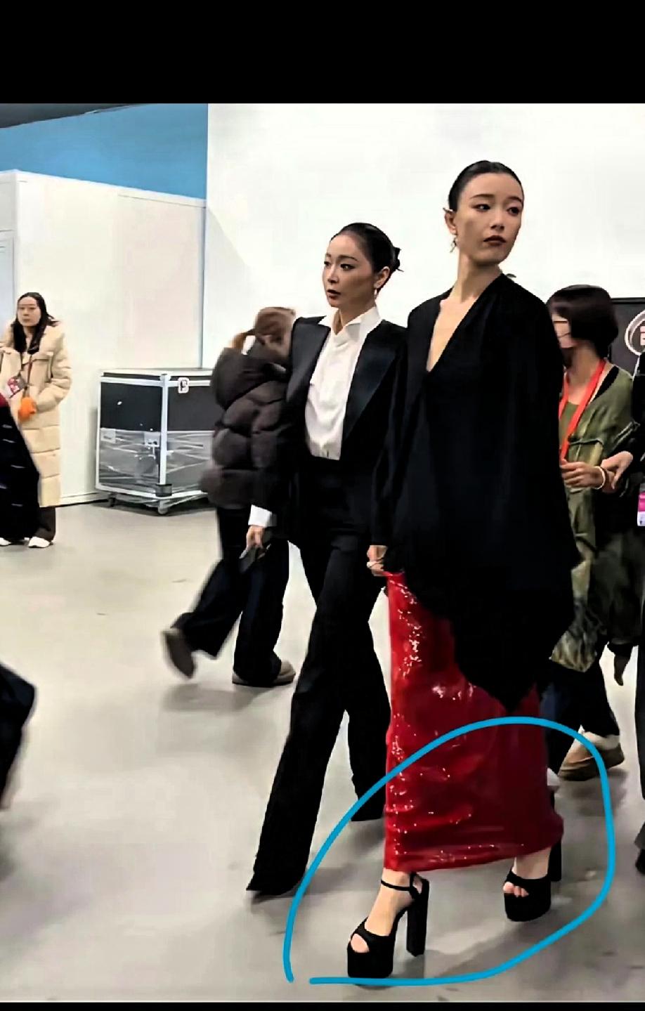 倪妮眼光就是好！一双十几万的鞋子穿脚上效果就是好！倪妮身高170高叶身高16