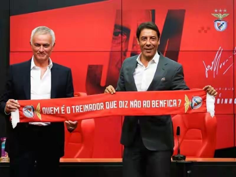 两周连升10位，穆帅的神奇与温情罗马近期势头迅猛，两周内联赛排名连升10位，穆里