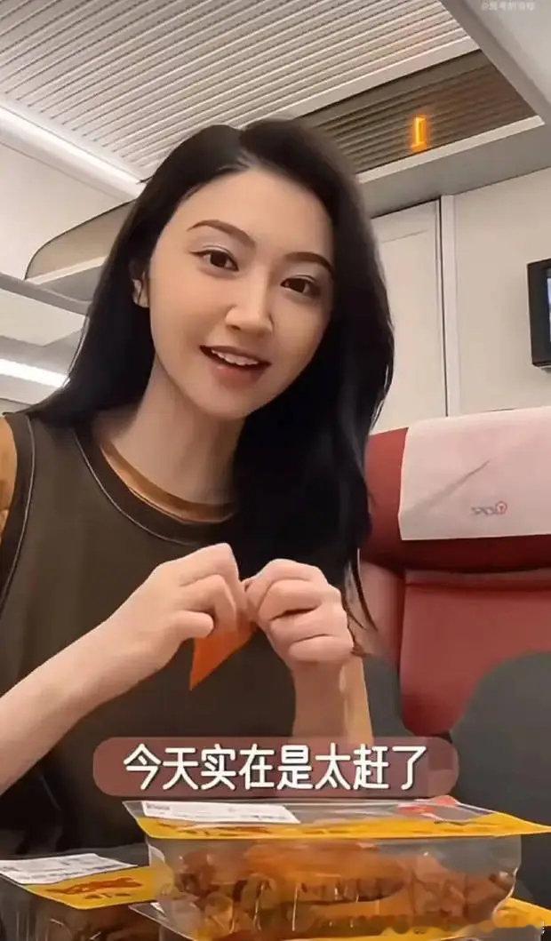 景甜高铁吃鸭脖随拍穿搭简约状态松弛自然​