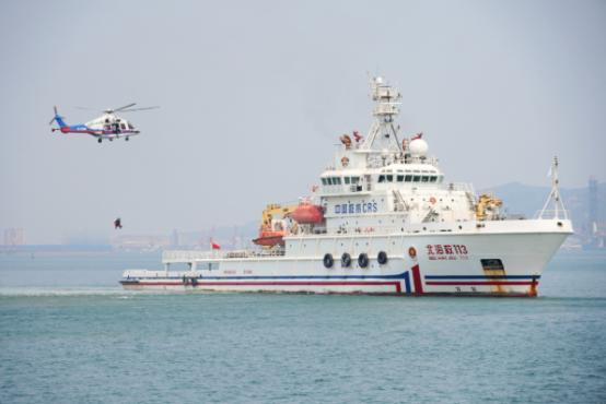 凌晨两点的北太平洋，墨色海面上，中国海警舰船无声抵近那艘日本秋刀鱼船。停船、登检