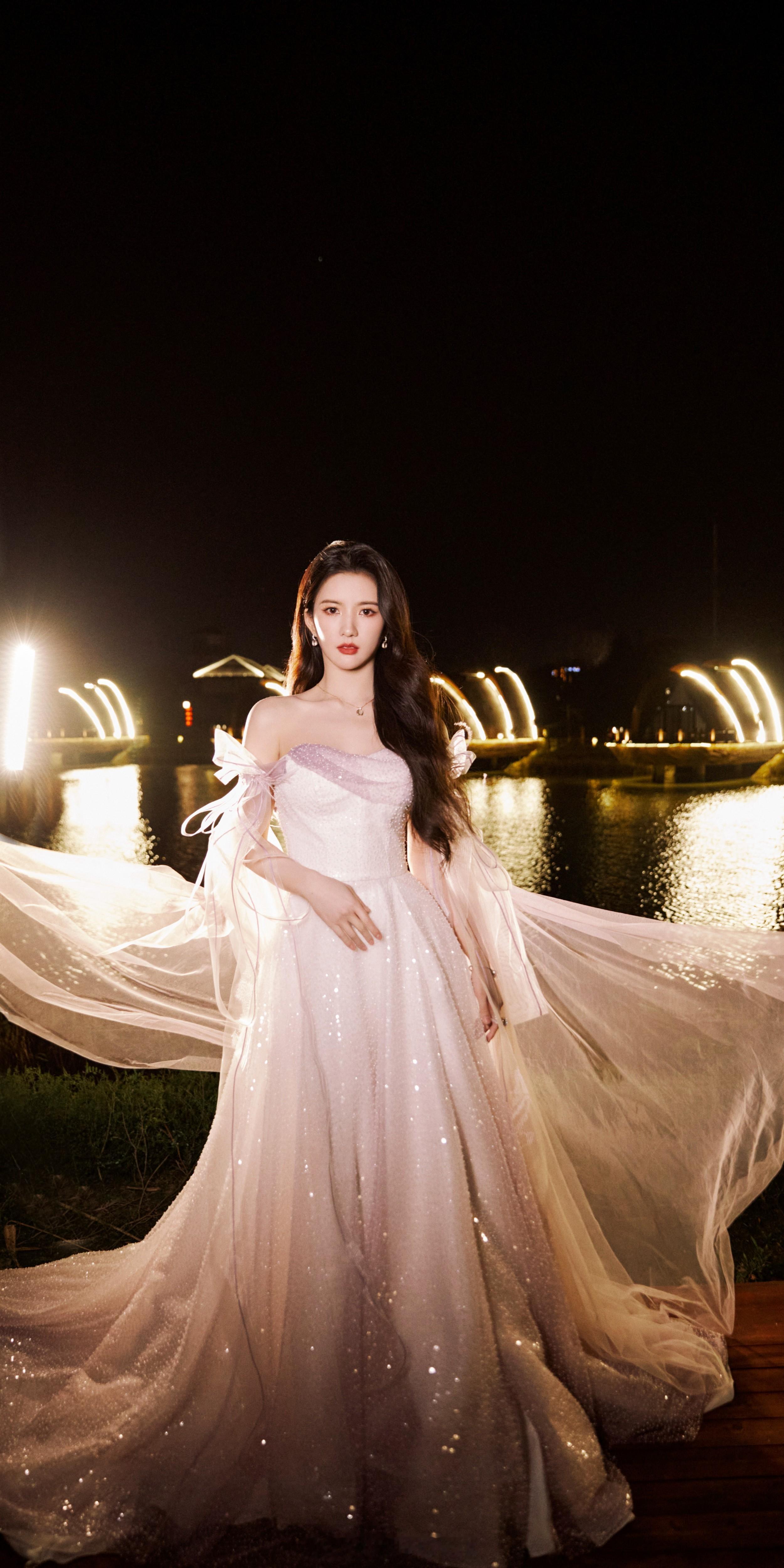 刘些宁绚丽星光纱裙写真