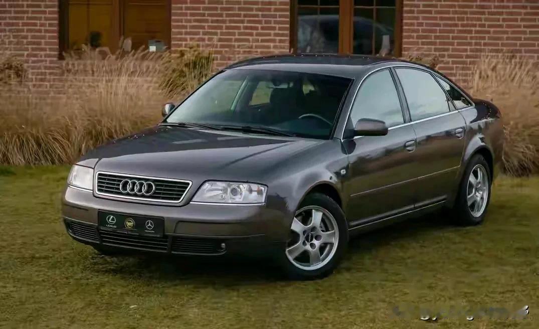 再来看看九十年代与00年代最漂亮的经典老车——奥迪A6。昨天发了老大众帕萨特B5