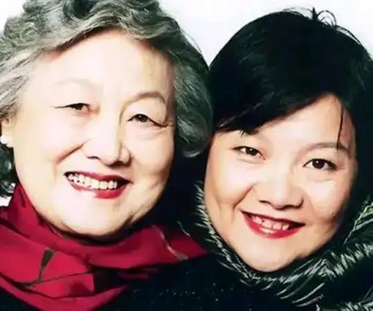 2008年，章含之抢救无效逝世，女儿洪晃打算将其和父亲乔冠华合葬，但护士冲进来说