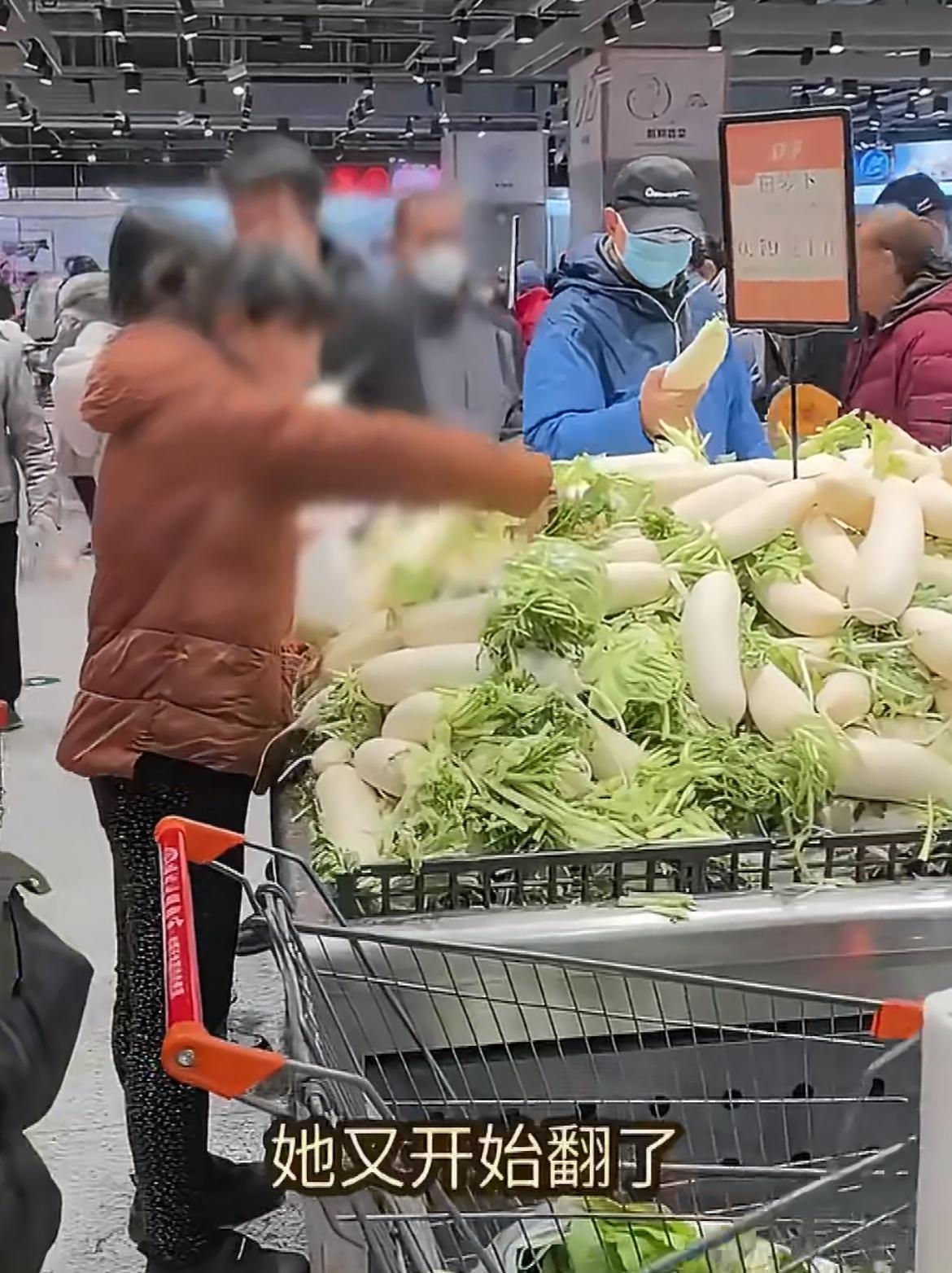 超市老太买菜比选男盆友还严格，白萝卜堆里寻宝藏，就为了寻找心中最完美的那颗萝卜。