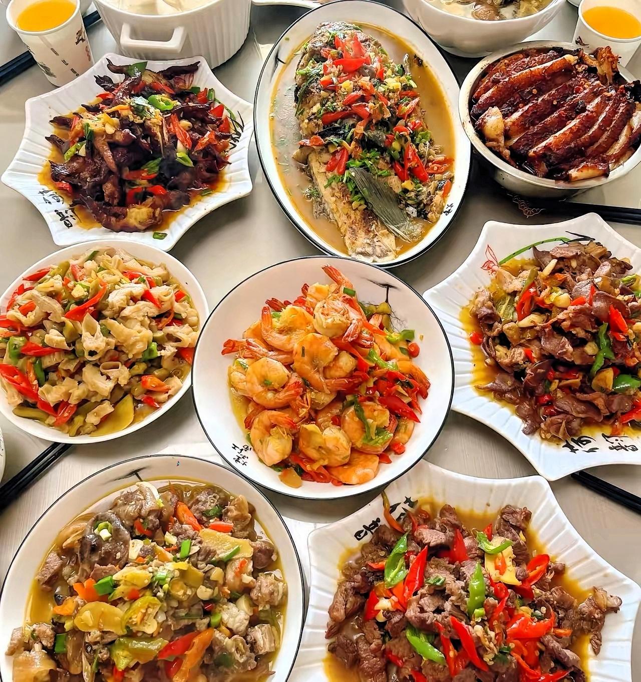 今天女儿带男朋友回家，我和老公忙一中午整了八道菜。本来准备给1000块见面礼，吃