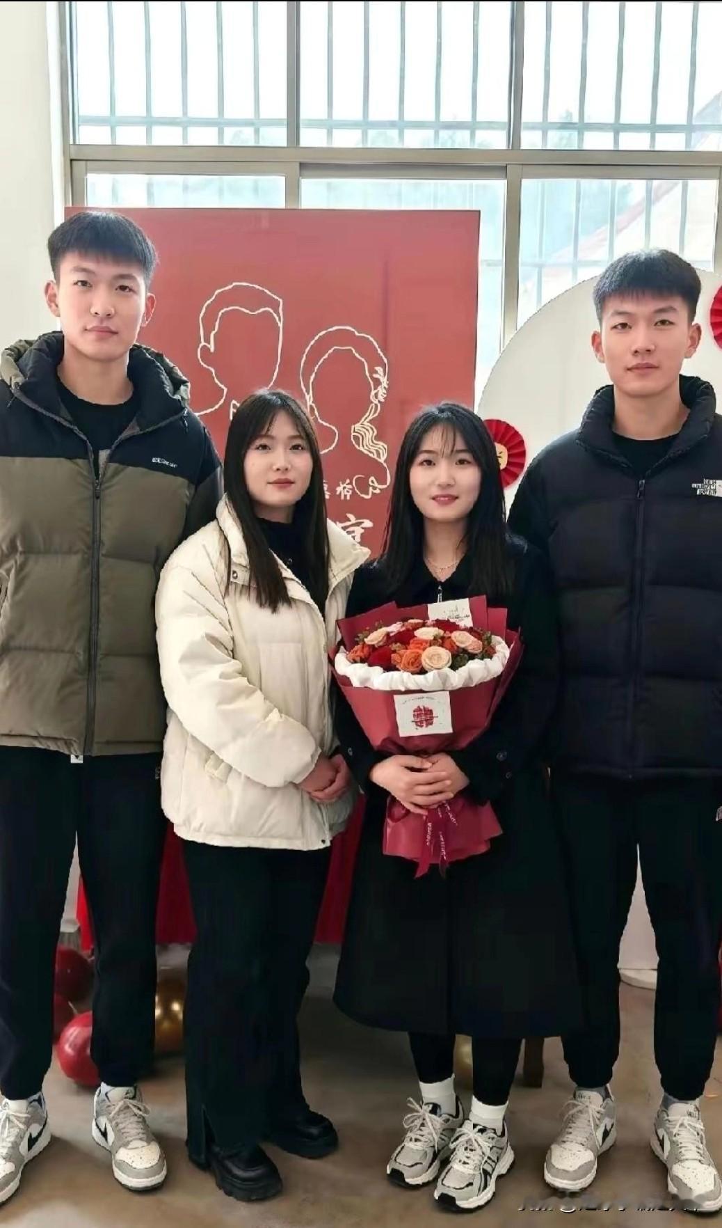 我想问双胞胎娶双胞胎，那生出来的孩子是不是也长得一模一样啊？是不是他们的孩子不