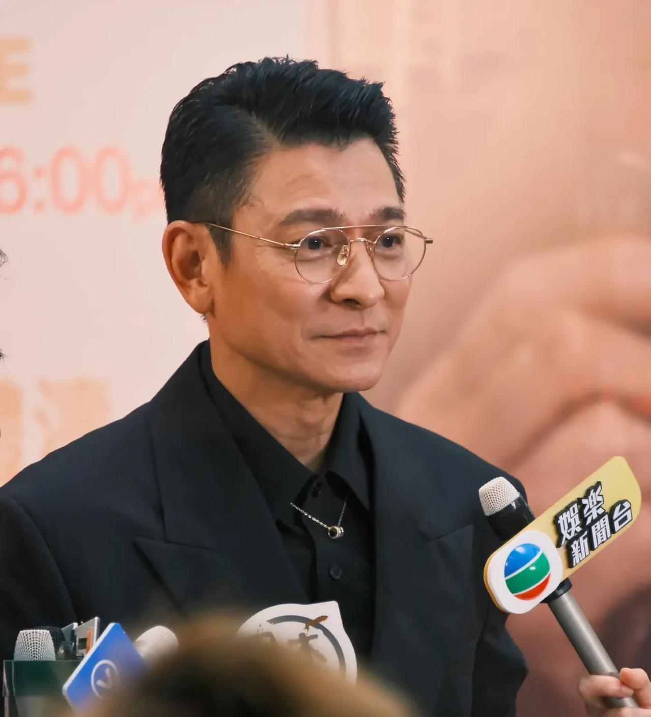 刘德华的国籍梗和演唱会风波，堪称娱乐圈的“硬核立场指南”。2014年马来西亚颁奖