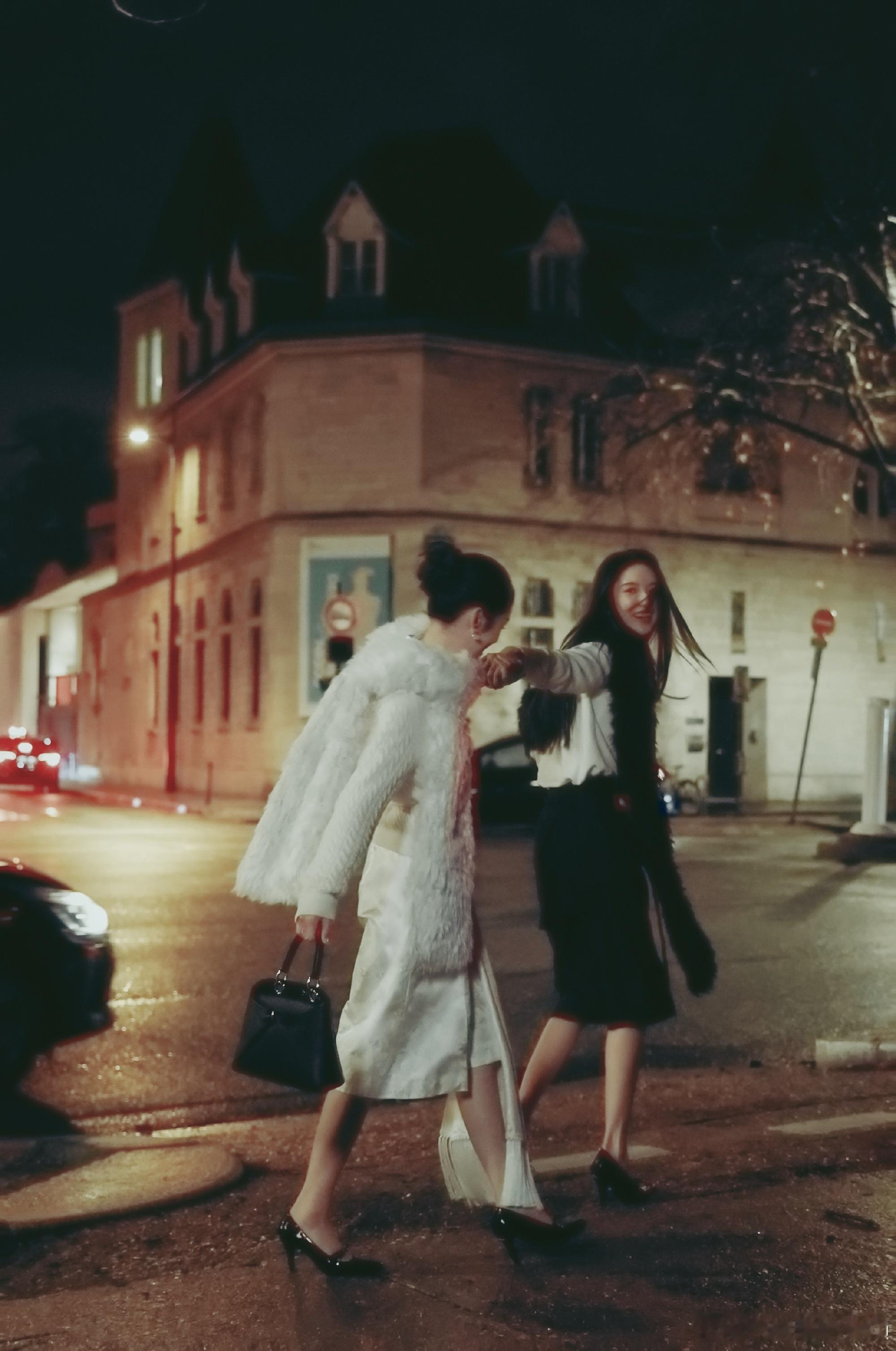 我去，真的没有高干双女主本子找周也王玉雯演吗！她俩给我的感觉就像豪门互相救赎的姊