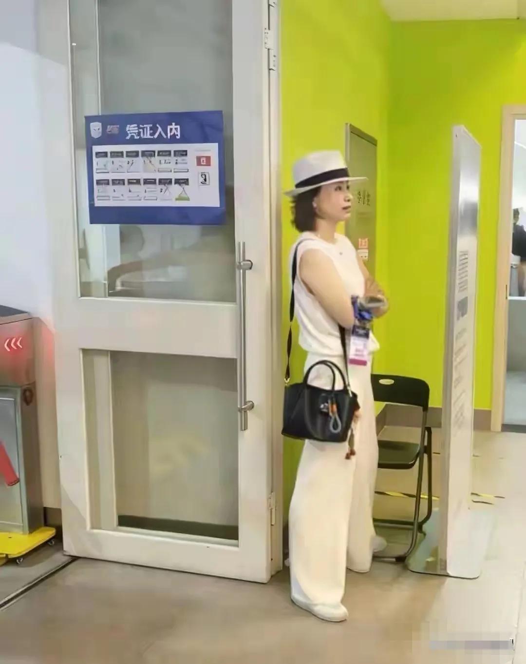 网友在街头邂逅董卿老师，与我们平日在节目里见到的她风格迥异。她的穿着极为精致时尚