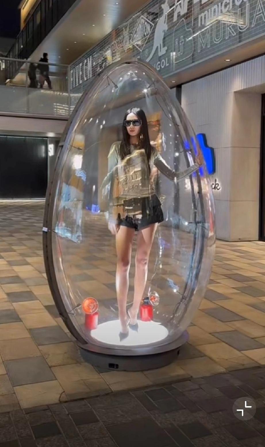 哎妈呀刷到好多这个三里屯真人模特这个事就是商场摆放了很多个透明装置里面都