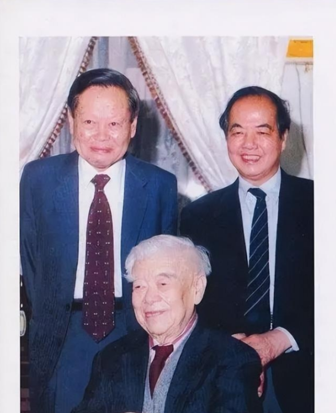 1997年5月，大物理学家杨振宁与李政道恭恭敬敬地侍立在一位老人身后，老人的脸上