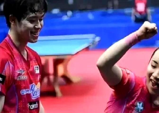 乒乓球赛场上，教练陪着弟子一起流泪了。这画面发生在世界杯男单决赛后。松岛辉空