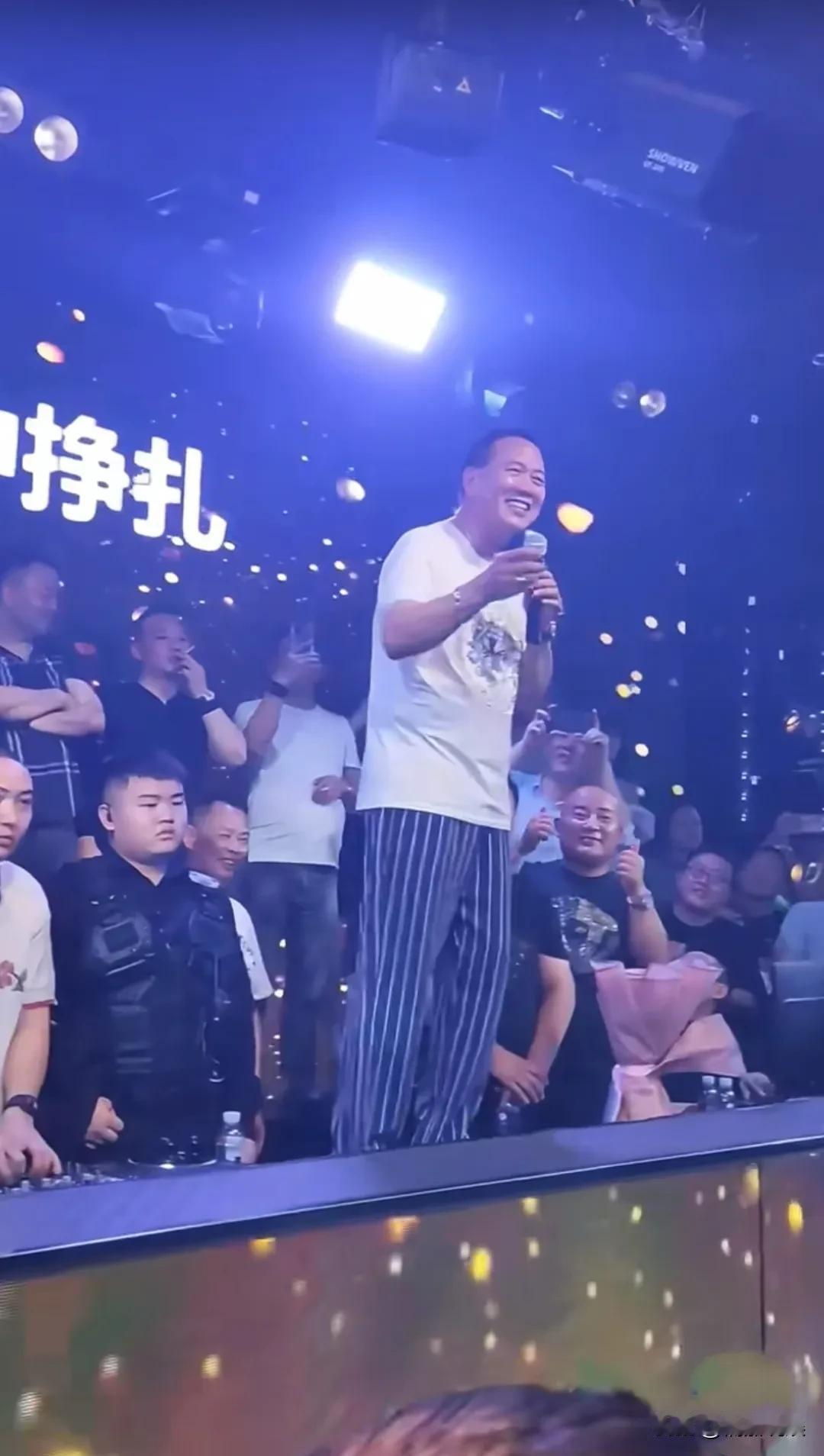 网友偶遇快七十的他在深圳商演，头发稀疏，身材发福，穿搭普通，完全没有明星气质！